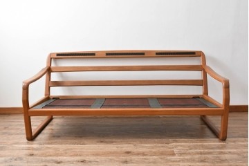 デンマークビンテージ　Dyrlund(デューロン)　本革　チーク材のフレームが重厚感と温もりを演出する3人掛けソファ　(R-082705)