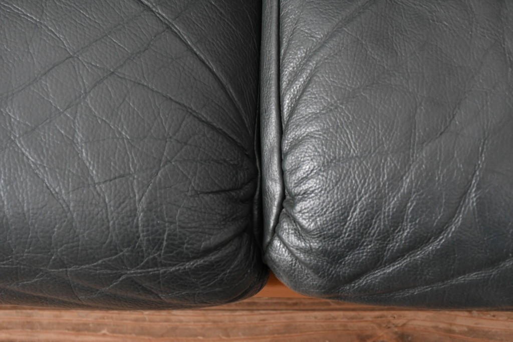 デンマークビンテージ　Dyrlund(デューロン)　本革　チーク材のフレームが重厚感と温もりを演出する3人掛けソファ　(R-082705)