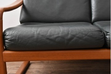 デンマークビンテージ　Dyrlund(デューロン)　本革　チーク材のフレームが重厚感と温もりを演出する3人掛けソファ　(R-082705)