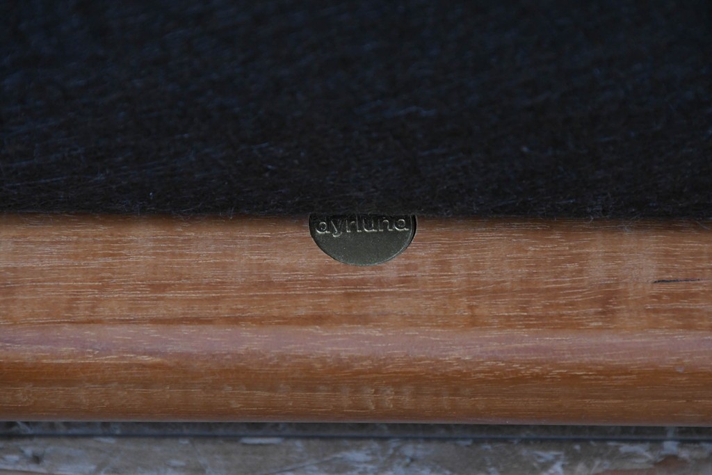 デンマークビンテージ　Dyrlund(デューロン)　本革　チーク材のフレームが重厚感と温もりを演出する3人掛けソファ　(R-082705)