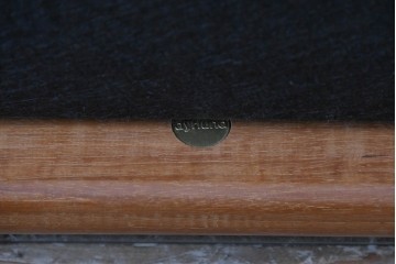 デンマークビンテージ　Dyrlund(デューロン)　本革　チーク材のフレームが重厚感と温もりを演出する3人掛けソファ　(R-082705)