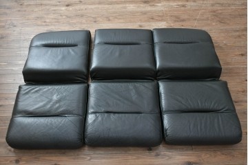 デンマークビンテージ　Dyrlund(デューロン)　本革　チーク材のフレームが重厚感と温もりを演出する3人掛けソファ　(R-082705)