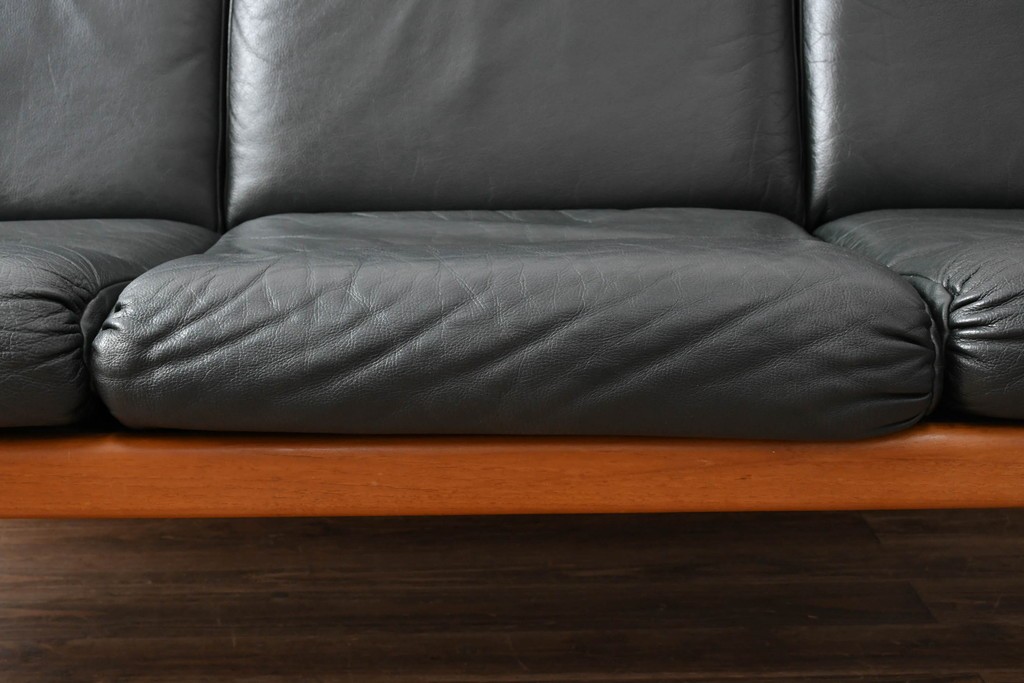 デンマークビンテージ　Dyrlund(デューロン)　本革　チーク材のフレームが重厚感と温もりを演出する3人掛けソファ　(R-082705)