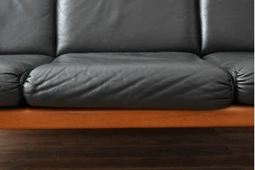 デンマークビンテージ　Dyrlund(デューロン)　本革　チーク材のフレームが重厚感と温もりを演出する3人掛けソファ　(R-082705)