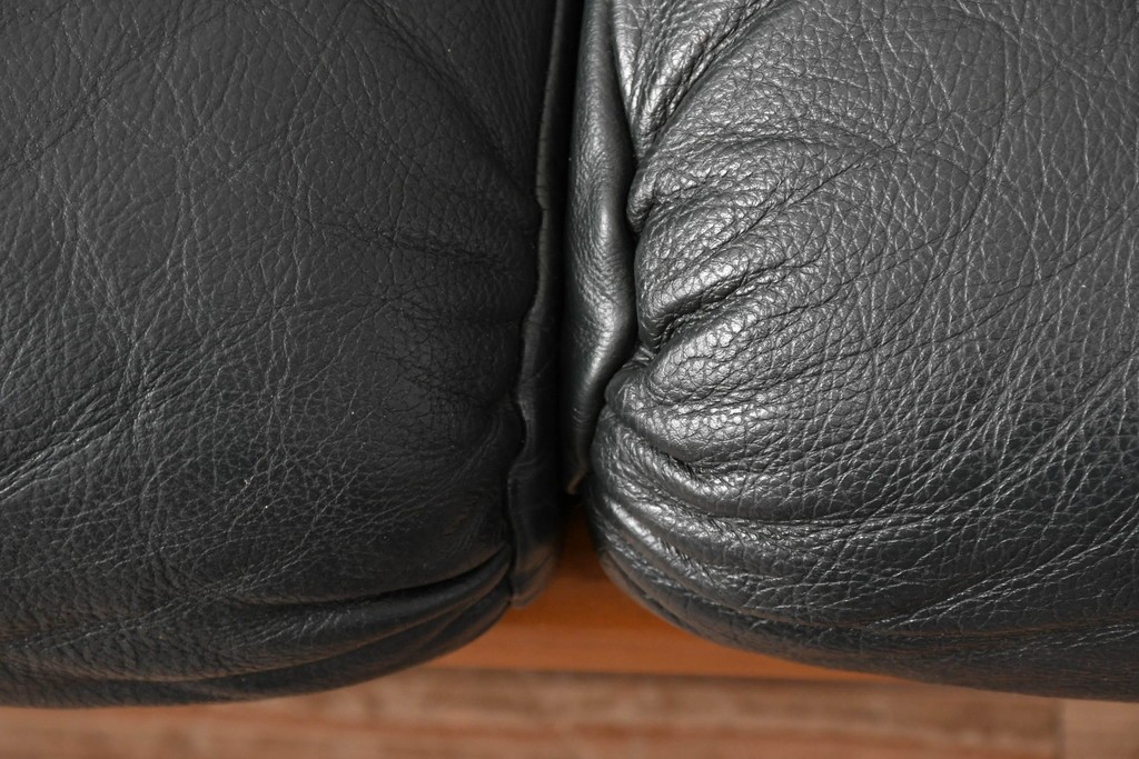 デンマークビンテージ　Dyrlund(デューロン)　本革　チーク材のフレームが重厚感と温もりを演出する3人掛けソファ　(R-082705)