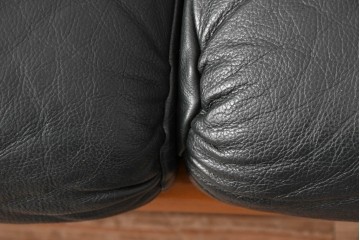 デンマークビンテージ　Dyrlund(デューロン)　本革　チーク材のフレームが重厚感と温もりを演出する3人掛けソファ　(R-082705)