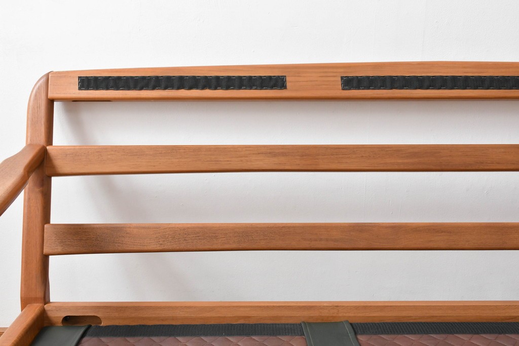 デンマークビンテージ　Dyrlund(デューロン)　本革　チーク材のフレームが重厚感と温もりを演出する3人掛けソファ　(R-082705)