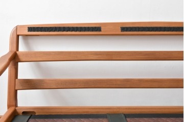 デンマークビンテージ　Dyrlund(デューロン)　本革　チーク材のフレームが重厚感と温もりを演出する3人掛けソファ　(R-082705)