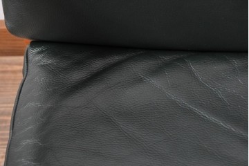 デンマークビンテージ　Dyrlund(デューロン)　本革　チーク材のフレームが重厚感と温もりを演出する3人掛けソファ　(R-082705)