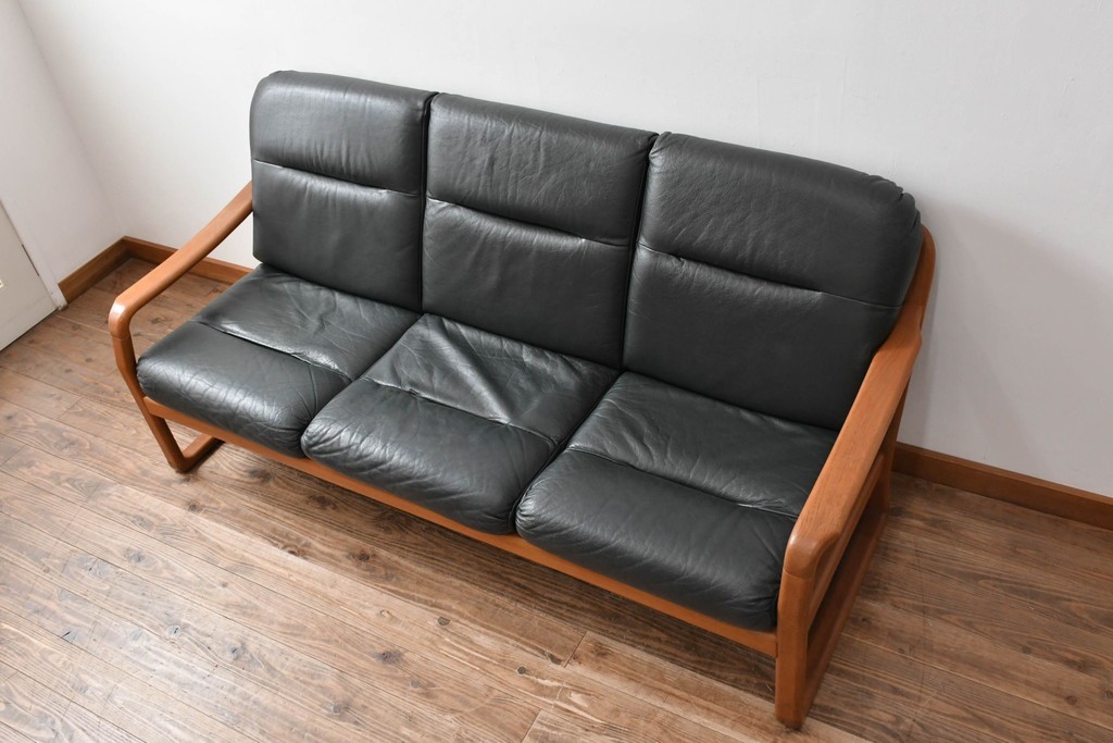 デンマークビンテージ　Dyrlund(デューロン)　本革　チーク材のフレームが重厚感と温もりを演出する3人掛けソファ　(R-082705)