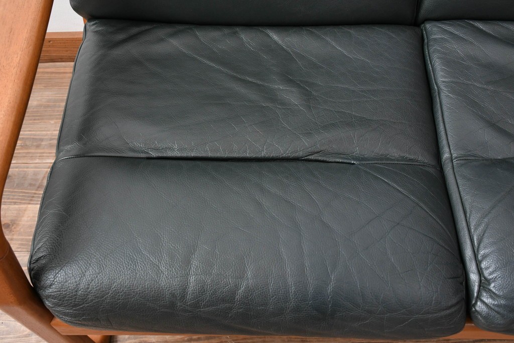 デンマークビンテージ　Dyrlund(デューロン)　本革　チーク材のフレームが重厚感と温もりを演出する3人掛けソファ　(R-082705)