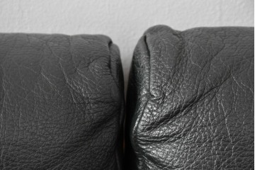 デンマークビンテージ　Dyrlund(デューロン)　本革　チーク材のフレームが重厚感と温もりを演出する3人掛けソファ　(R-082705)