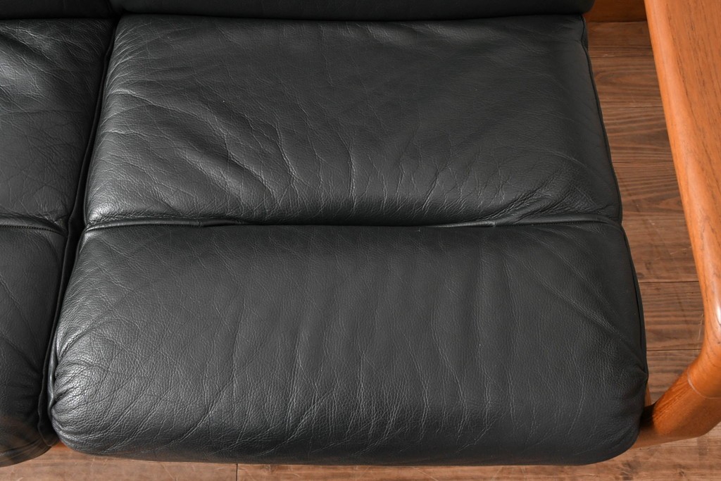 デンマークビンテージ　Dyrlund(デューロン)　本革　チーク材のフレームが重厚感と温もりを演出する3人掛けソファ　(R-082705)