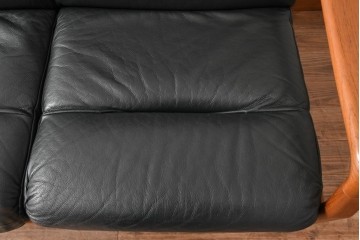 デンマークビンテージ　Dyrlund(デューロン)　本革　チーク材のフレームが重厚感と温もりを演出する3人掛けソファ　(R-082705)