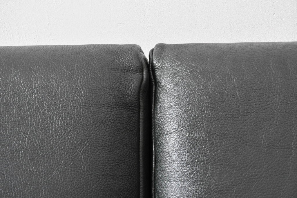 デンマークビンテージ　Dyrlund(デューロン)　本革　チーク材のフレームが重厚感と温もりを演出する3人掛けソファ　(R-082705)