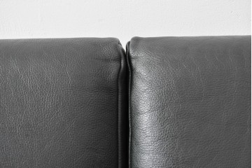 デンマークビンテージ　Dyrlund(デューロン)　本革　チーク材のフレームが重厚感と温もりを演出する3人掛けソファ　(R-082705)