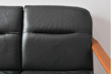 デンマークビンテージ　Dyrlund(デューロン)　本革　チーク材のフレームが重厚感と温もりを演出する3人掛けソファ　(R-082705)