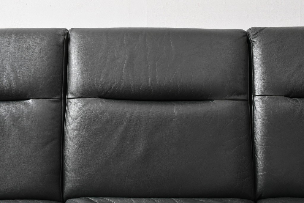 デンマークビンテージ　Dyrlund(デューロン)　本革　チーク材のフレームが重厚感と温もりを演出する3人掛けソファ　(R-082705)