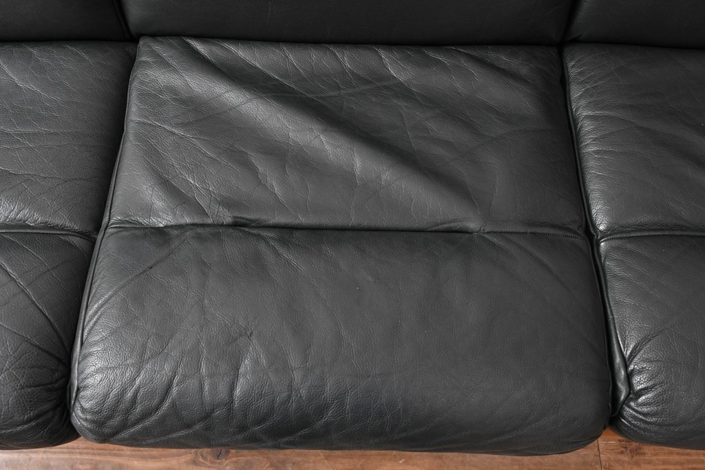 デンマークビンテージ　Dyrlund(デューロン)　本革　チーク材のフレームが重厚感と温もりを演出する3人掛けソファ　(R-082705)