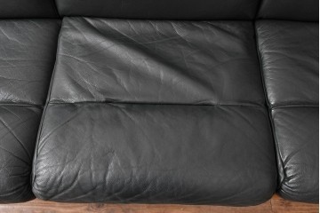 デンマークビンテージ　Dyrlund(デューロン)　本革　チーク材のフレームが重厚感と温もりを演出する3人掛けソファ　(R-082705)