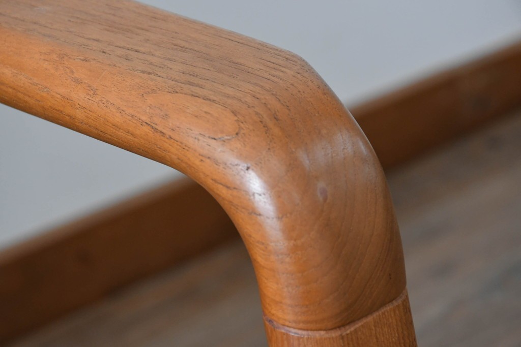 デンマークビンテージ　Dyrlund(デューロン)　本革　チーク材のフレームが重厚感と温もりを演出する3人掛けソファ　(R-082705)