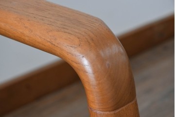 デンマークビンテージ　Dyrlund(デューロン)　本革　チーク材のフレームが重厚感と温もりを演出する3人掛けソファ　(R-082705)