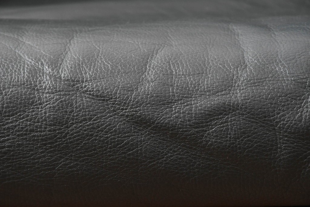 デンマークビンテージ　Dyrlund(デューロン)　本革　チーク材のフレームが重厚感と温もりを演出する3人掛けソファ　(R-082705)