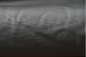 デンマークビンテージ　Dyrlund(デューロン)　本革　チーク材のフレームが重厚感と温もりを演出する3人掛けソファ　(R-082705)