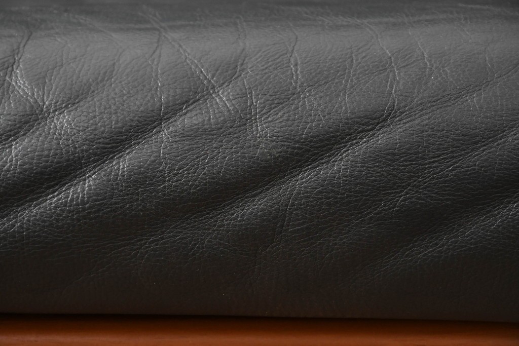 デンマークビンテージ　Dyrlund(デューロン)　本革　チーク材のフレームが重厚感と温もりを演出する3人掛けソファ　(R-082705)