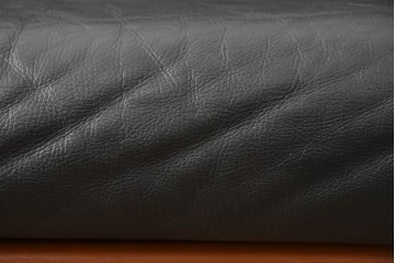 デンマークビンテージ　Dyrlund(デューロン)　本革　チーク材のフレームが重厚感と温もりを演出する3人掛けソファ　(R-082705)