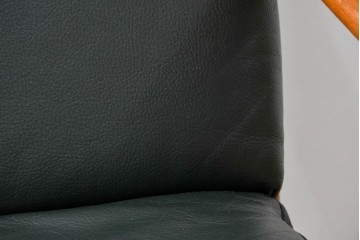 デンマークビンテージ　Dyrlund(デューロン)　本革　チーク材のフレームが重厚感と温もりを演出する3人掛けソファ　(R-082705)