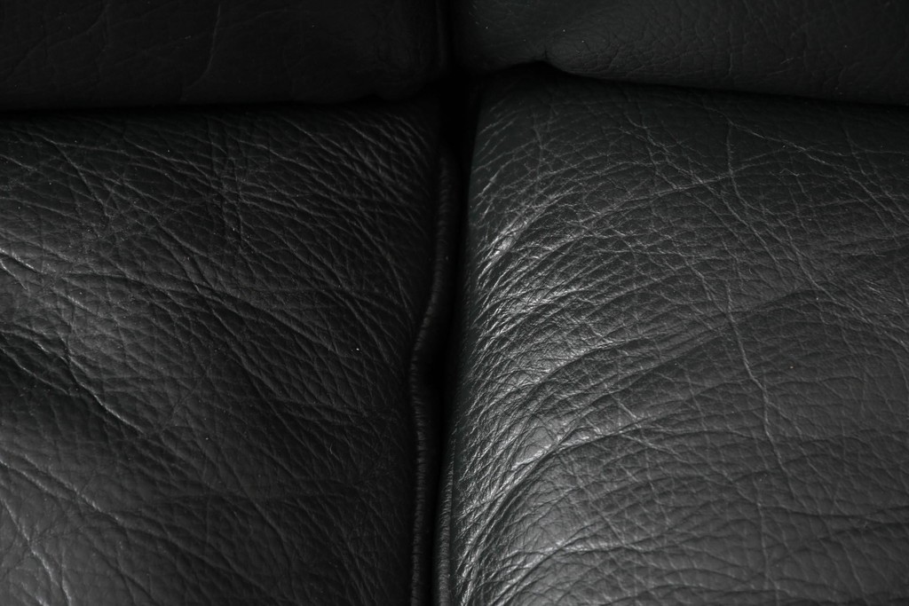 デンマークビンテージ　Dyrlund(デューロン)　本革　チーク材のフレームが重厚感と温もりを演出する3人掛けソファ　(R-082705)