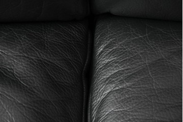 デンマークビンテージ　Dyrlund(デューロン)　本革　チーク材のフレームが重厚感と温もりを演出する3人掛けソファ　(R-082705)