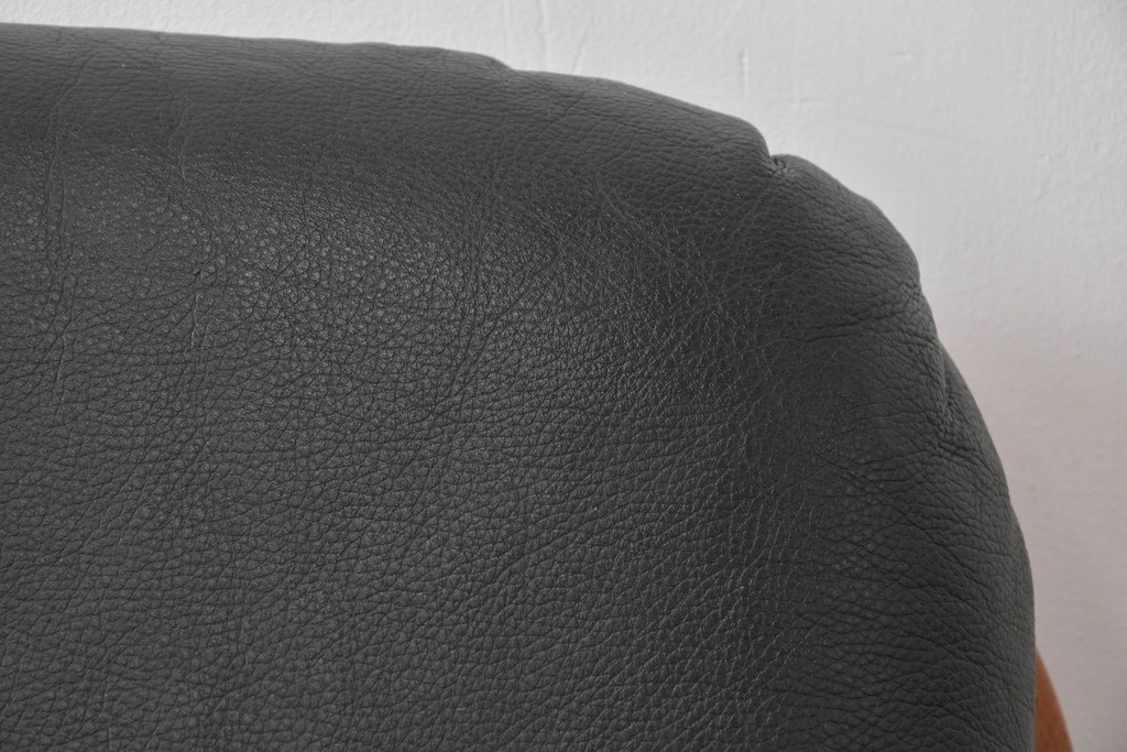 デンマークビンテージ　Dyrlund(デューロン)　本革　チーク材のフレームが重厚感と温もりを演出する3人掛けソファ　(R-082705)