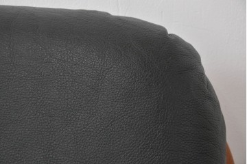 デンマークビンテージ　Dyrlund(デューロン)　本革　チーク材のフレームが重厚感と温もりを演出する3人掛けソファ　(R-082705)