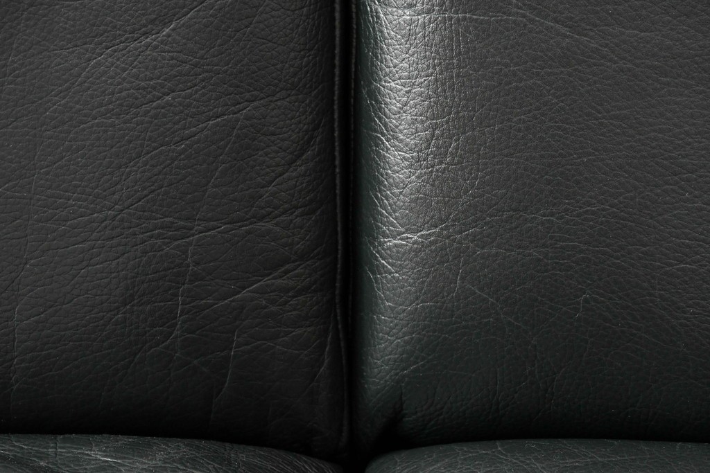 デンマークビンテージ　Dyrlund(デューロン)　本革　チーク材のフレームが重厚感と温もりを演出する3人掛けソファ　(R-082705)