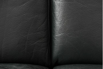 デンマークビンテージ　Dyrlund(デューロン)　本革　チーク材のフレームが重厚感と温もりを演出する3人掛けソファ　(R-082705)