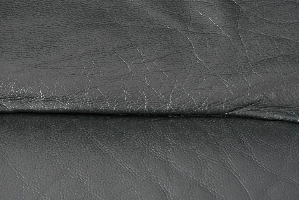 デンマークビンテージ　Dyrlund(デューロン)　本革　チーク材のフレームが重厚感と温もりを演出する3人掛けソファ　(R-082705)