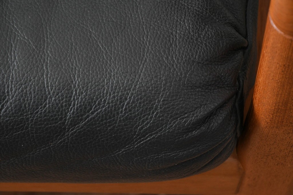 デンマークビンテージ　Dyrlund(デューロン)　本革　チーク材のフレームが重厚感と温もりを演出する3人掛けソファ　(R-082705)