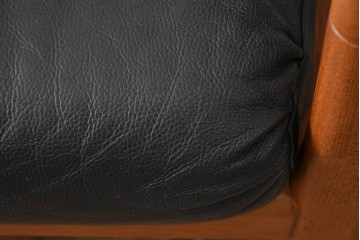 デンマークビンテージ　Dyrlund(デューロン)　本革　チーク材のフレームが重厚感と温もりを演出する3人掛けソファ　(R-082705)