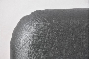 デンマークビンテージ　Dyrlund(デューロン)　本革　チーク材のフレームが重厚感と温もりを演出する3人掛けソファ　(R-082705)