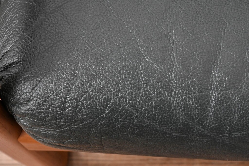 デンマークビンテージ　Dyrlund(デューロン)　本革　チーク材のフレームが重厚感と温もりを演出する3人掛けソファ　(R-082705)