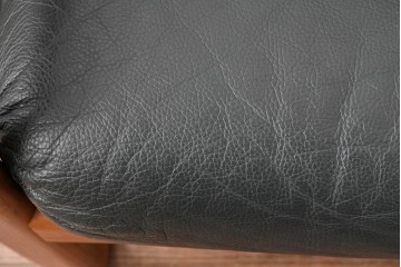 デンマークビンテージ　Dyrlund(デューロン)　本革　チーク材のフレームが重厚感と温もりを演出する3人掛けソファ　(R-082705)