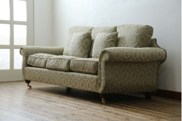 中古　美品!!　イギリス　高級品!!　英国高級家具ブランド　Art forma(アートフォーマ)　キャスター付き!上品なファブリックが魅力的な3人掛けソファ(トリプルソファ、三人掛け、3P、英国)(定価約65万円)(R-082707)