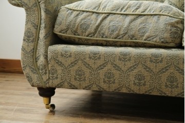 中古　美品!!　イギリス　高級品!!　英国高級家具ブランド　Art forma(アートフォーマ)　キャスター付き!上品なファブリックが魅力的な3人掛けソファ(トリプルソファ、三人掛け、3P、英国)(定価約65万円)(R-082707)