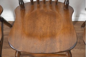 中古　美品　カリモク家具(karimoku)　コロニアルシリーズ(Colonial)　クラシカルな美しさと快適性を兼ね備えたウィンザーチェア4脚セット(ダイニングチェア、アームレスチェア、椅子、イス、バラ売り可能)(R-082710)