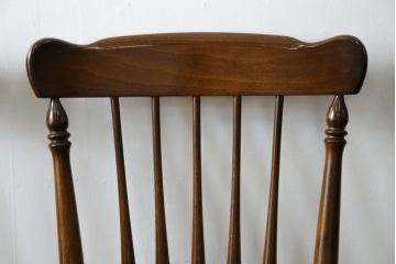 中古　美品　カリモク家具(karimoku)　コロニアルシリーズ(Colonial)　クラシカルな美しさと快適性を兼ね備えたウィンザーチェア4脚セット(ダイニングチェア、アームレスチェア、椅子、イス、バラ売り可能)(R-082710)
