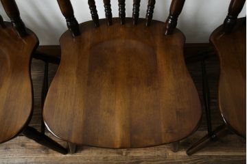中古　美品　カリモク家具(karimoku)　コロニアルシリーズ(Colonial)　クラシカルな美しさと快適性を兼ね備えたウィンザーチェア4脚セット(ダイニングチェア、アームレスチェア、椅子、イス、バラ売り可能)(R-082710)