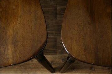 中古　美品　カリモク家具(karimoku)　コロニアルシリーズ(Colonial)　クラシカルな美しさと快適性を兼ね備えたウィンザーチェア4脚セット(ダイニングチェア、アームレスチェア、椅子、イス、バラ売り可能)(R-082710)