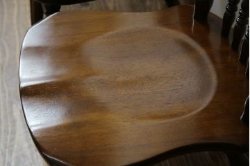 中古　美品　カリモク家具(karimoku)　コロニアルシリーズ(Colonial)　クラシカルな美しさと快適性を兼ね備えたウィンザーチェア4脚セット(ダイニングチェア、アームレスチェア、椅子、イス、バラ売り可能)(R-082710)
